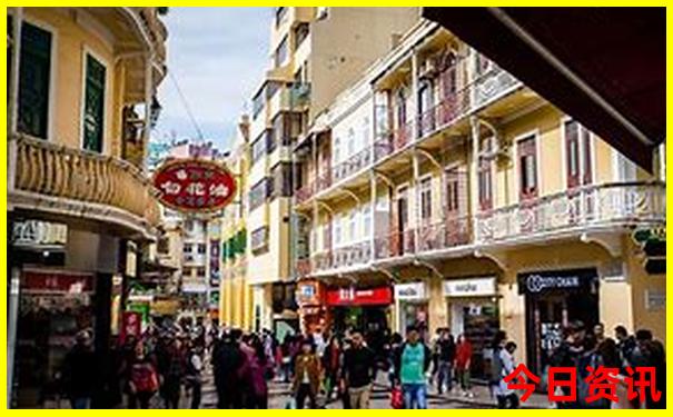 想去旅游，自驾好还是报团好?